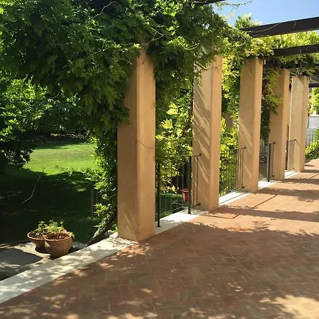 Ca' Bert Dei Glicini 住宿加早餐酒店 卡斯特努沃德加尔达